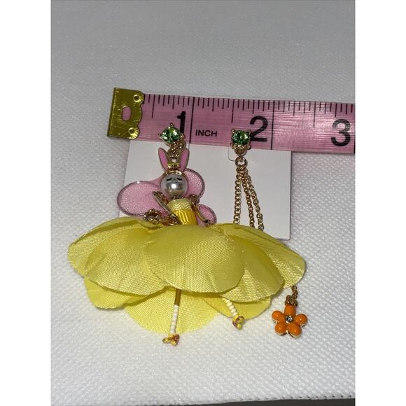 Betsey Johnson Bunny Fairy Yellow Daffodil MisMatch Crystal Earrings NWT $48 - Picture 6 of 7